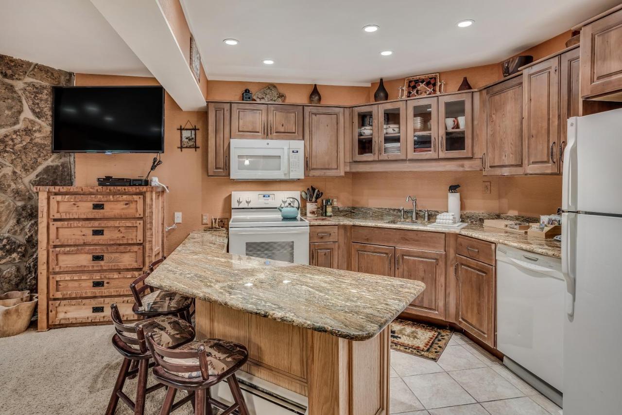 Laurelwood Condominiums 401 Сноумас Вилидж Екстериор снимка